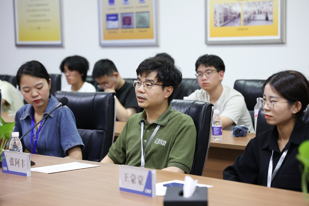 座谈会.jpg